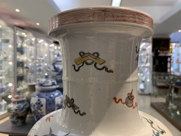 Un vase de forme rouleau en porcelaine de Chine famille verte, marque et &eacute;poque de Kangxi